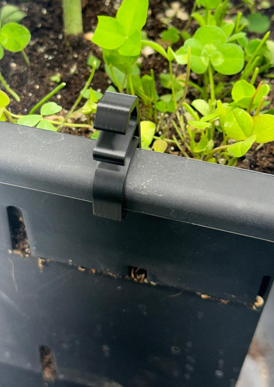 LST Clip am Rand eines MIABIS Re-Plant Topfes