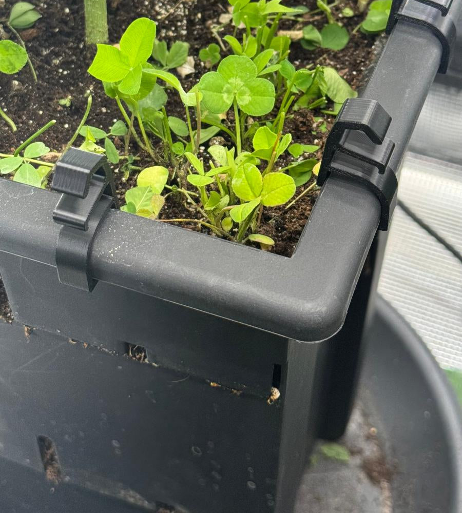 Mehrere LST Clips an der Ecke eines Re-Plant Topfes