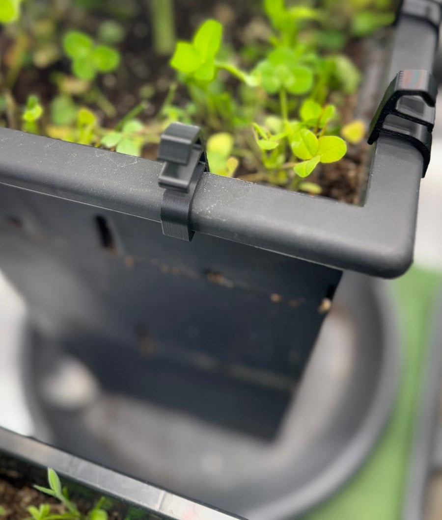 LST Clips rundum am Rand eines Re-Plant Topfes