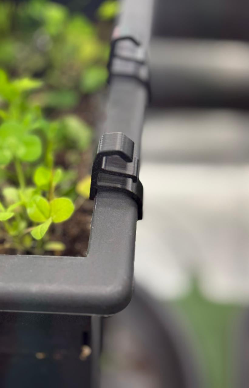 Nahaufnahme LST Clip am Re-Plant Topfrand